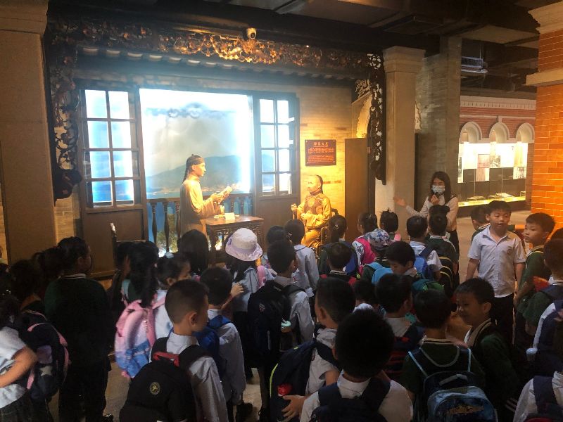 5、博物馆宣教人员带领同学们参观展览，了解香山商业文化.JPG