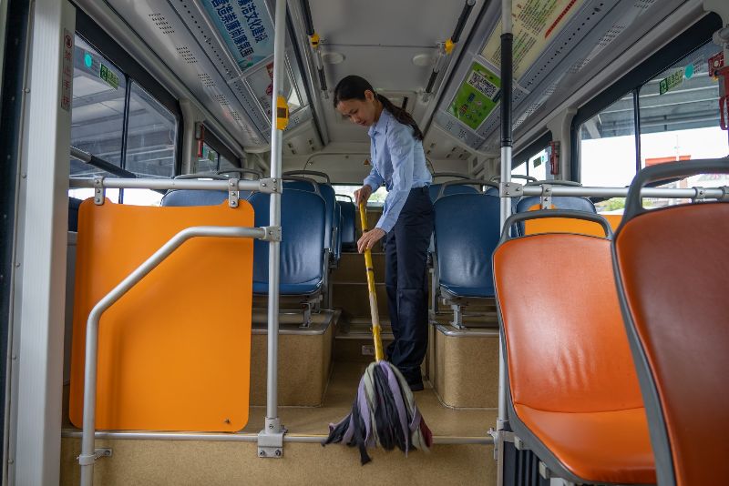 中山公交集团公交车司机刘欣在打扫车辆(3212873)-20230920104138.jpg