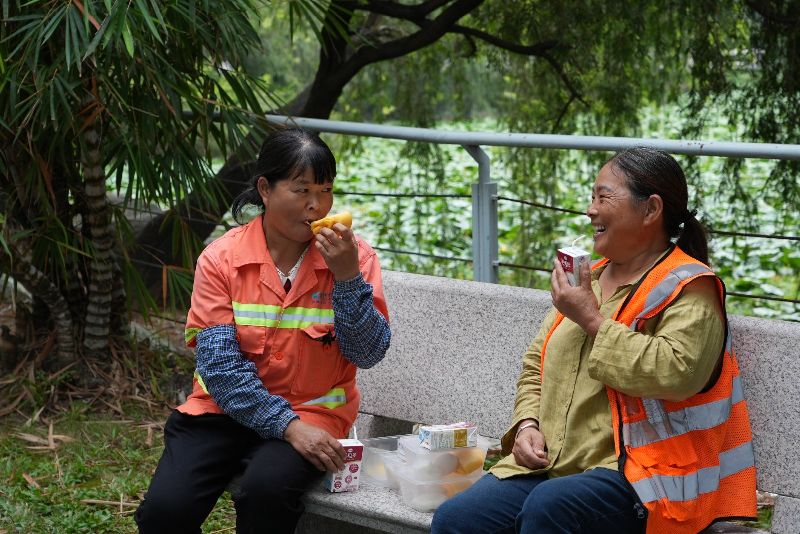 环卫工人做在公园长椅上吃爱心早餐(3352786)-20231027101737.JPG