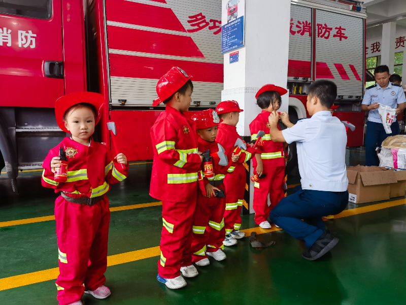 中山市三乡消防救援站内，孩子们正在参观消(3385676)-20231113114713.jpg