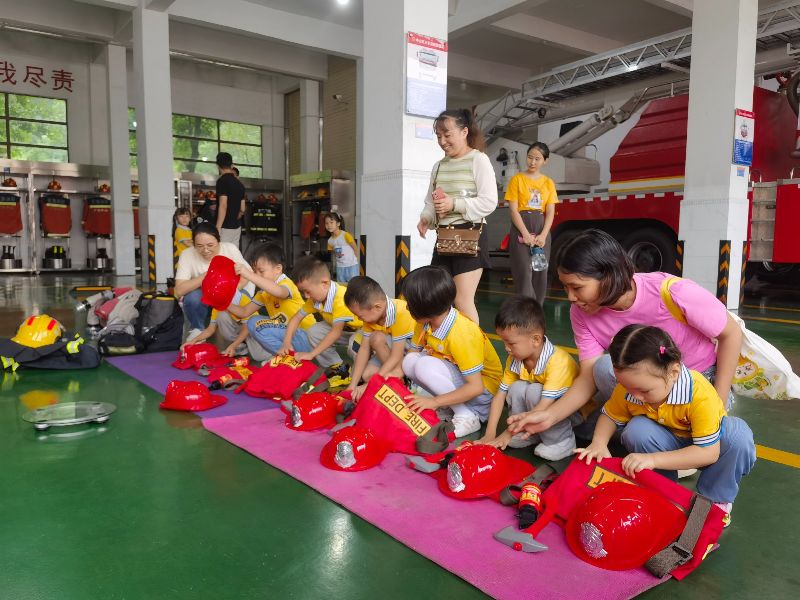 中山市三乡消防救援站内，孩子们正在参观消(3385679)-20231113114733.jpg