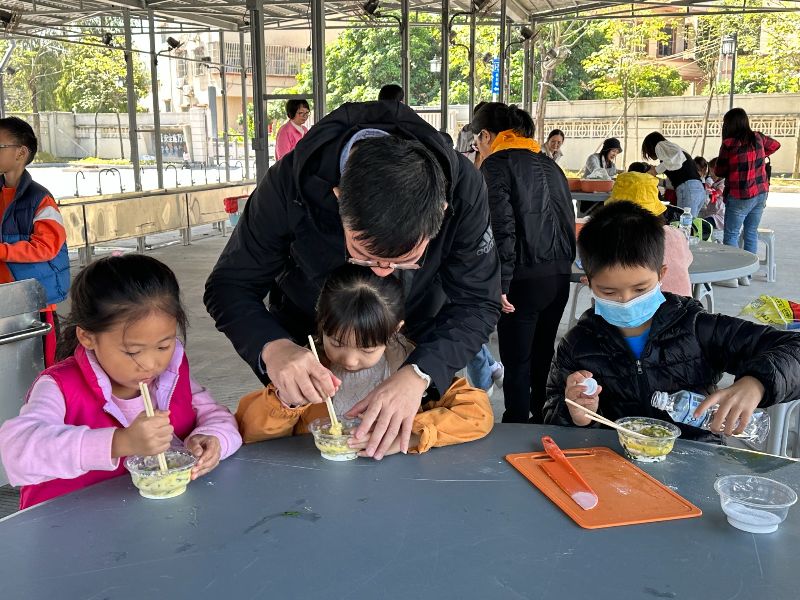 孩子们体验葱油饼制作。(3397831)-20231120104136.jpg