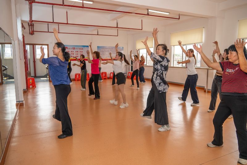 市民在黄圃新时代文明实践中心学习跳舞(3684406)-20240410103826.jpg