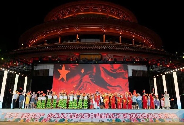 千架无人机点亮夜空！香山童声颂祖国，用最清澈的爱唱响家国情